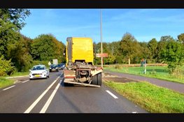 Flinke schade bij kop-staartbotsing tussen auto en vrachtwagen op Zuiderzeestraatweg in Wezep