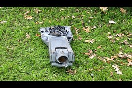 Auto botst hard tegen lantaarnpaal in Oldebroek, flinke schade