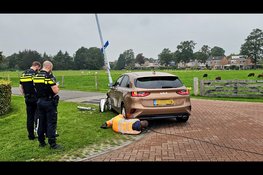 Auto botst hard tegen lantaarnpaal in Oldebroek, flinke schade