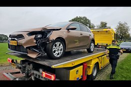 Auto botst hard tegen lantaarnpaal in Oldebroek, flinke schade
