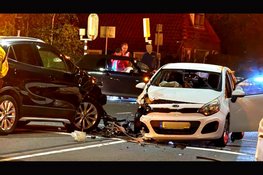 Drie auto’s betrokken bij botsing bij verkeerslicht in Wezep