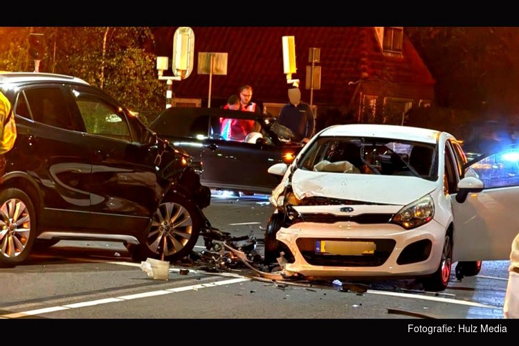 Drie auto’s betrokken bij botsing bij verkeerslicht in Wezep