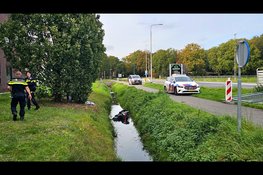 Man met scootmobiel belandt in water langs fietspad op ’t Harde