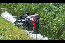 Man met scootmobiel belandt in water langs fietspad op ’t Harde