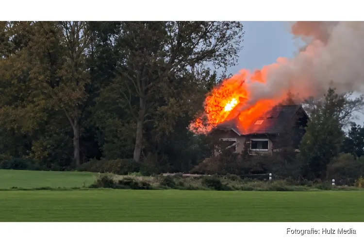 Felle woningbrand in buitengebied Kamperveen: vlammen slaan uit dak