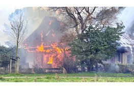 Felle woningbrand in buitengebied Kamperveen: vlammen slaan uit dak