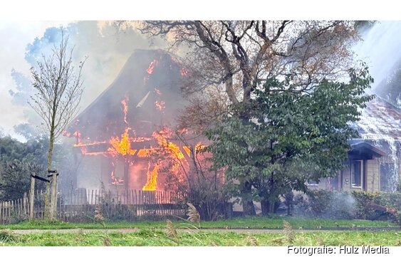 Felle woningbrand in buitengebied Kamperveen: vlammen slaan uit dak